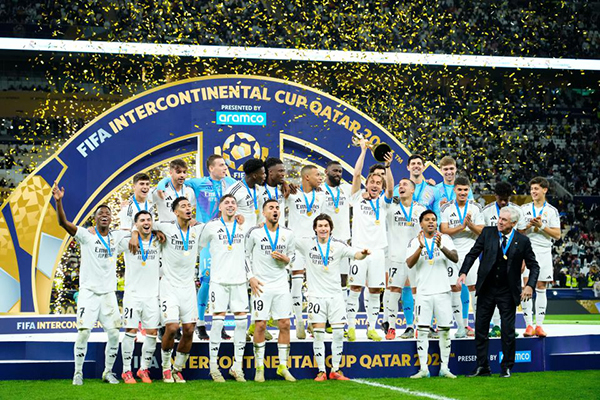 泪目！39岁莫德里奇举起洲际杯，12年皇马28冠传奇再续