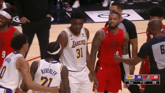 贝弗利嘲讽利拉德手表坏了：摘掉后塞进裤裆里 场上和他争吵吃T