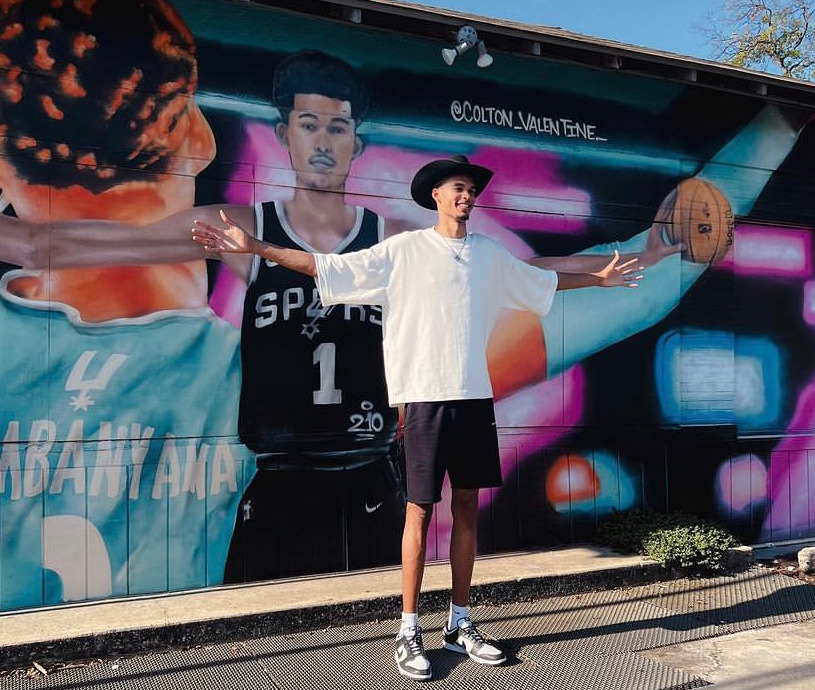 文班亚马与巨幅壁画合影：满脸笑容伸开双臂 状元还为街头壁画签名