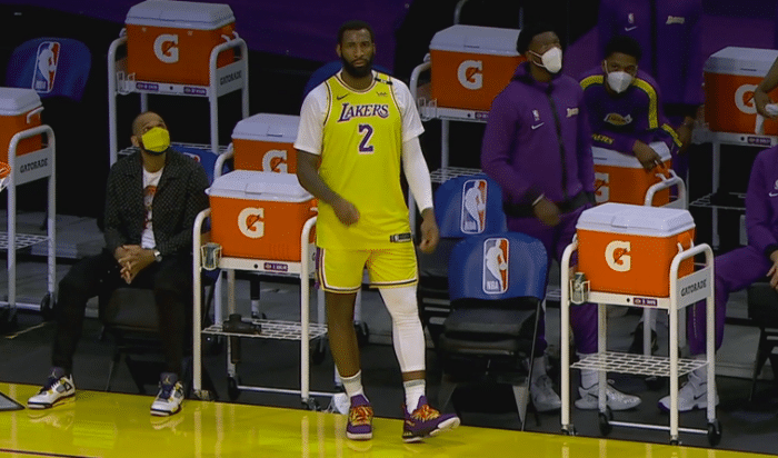 湖人惨败雄鹿！庄神首秀6中2沮丧离场，字母25分10板9失误