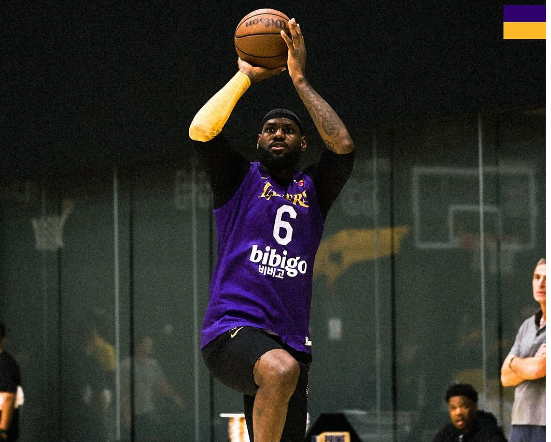 湖人训练营次日：詹姆斯被儿子 “逼急”，练后老詹等加练三分