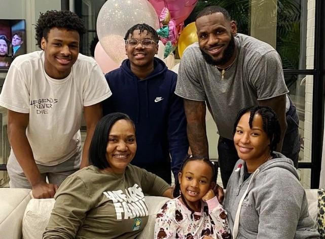 3小时播放量破440万！詹姆斯晒全家一起训练画面：挑战激励彼此