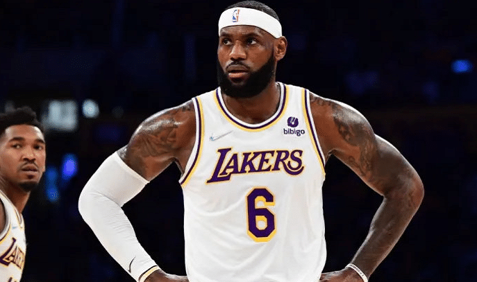 詹姆斯复出被调侃！主场8-0翻盘，客场1-2落后，媲美16年大逆转勇士