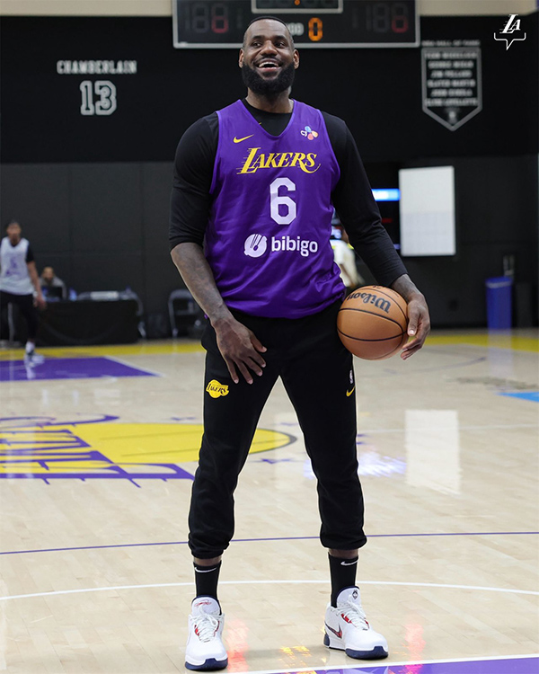 湖人勇士巅峰对决：詹姆斯浓眉全力以赴，训练场上挥洒汗水