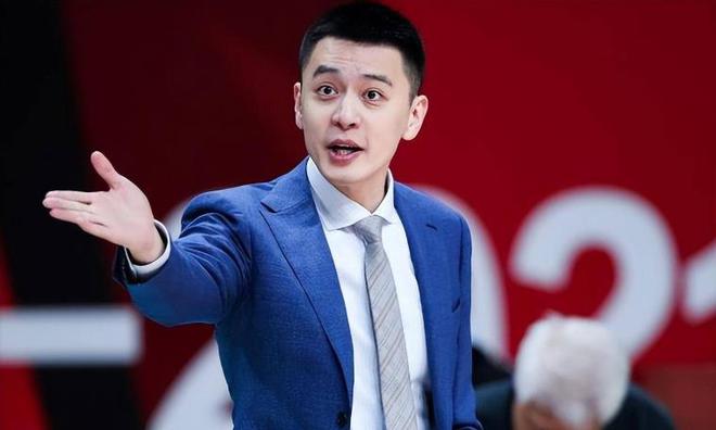 杨鸣官宣离队，辽篮公布新主帅，下家3选1，黑马或大合同抢签