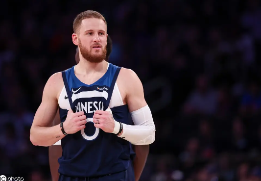 尼克斯击败森林狼，迪文琴佐怒喷锡伯杜并与布伦森父亲争执