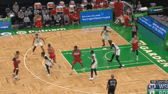 尴尬！韦少欲隔扣2米31中锋，被凯尔特人吉祥物直接血帽倒地