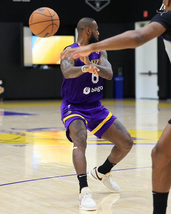 湖人备战太阳！詹姆斯赤膊苦练臂力 哈姆鬼魅一笑拒绝透露首发第5人