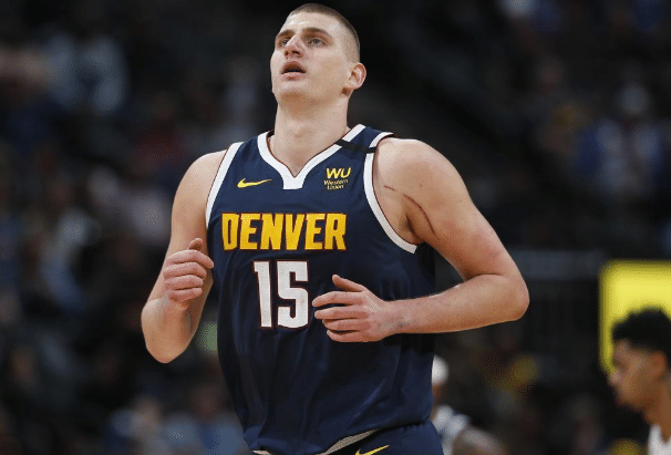 身为中锋却干着后卫的活，约基奇又创神迹，一对一谁还能限制他？