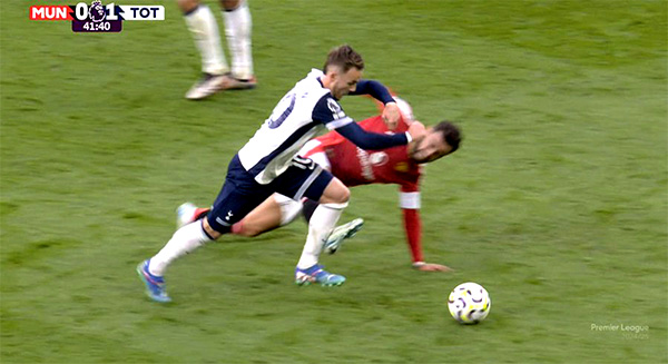 B费染红遭停赛三场 怒斥误判引争议