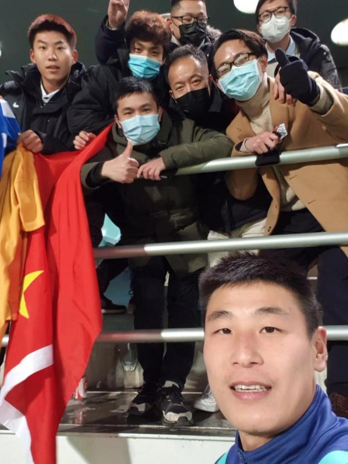 武磊打破俱乐部342天进球荒，赛后晒与球迷合照