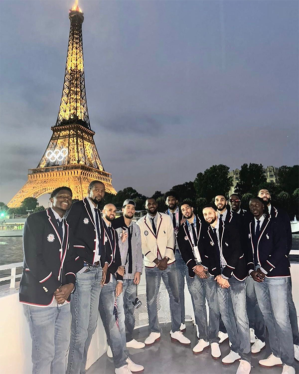 詹姆斯领衔 美国男篮巴黎奥运会埃菲尔铁塔前合影