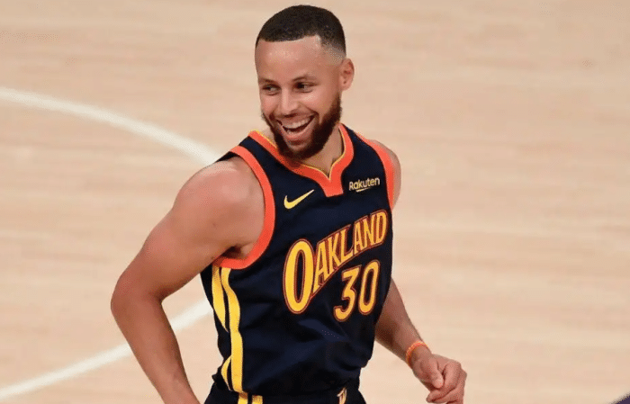 历史首人！库里达成季后赛500三分神迹，比詹皇少打145场太狠