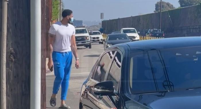 想起了科比！浓眉脚踩拖鞋现身车祸现场，与警察交流协助解决问题！