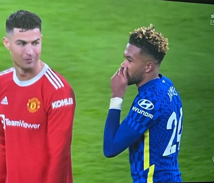 C罗魅力没法挡，切尔西飞翼索要曼联球衣！比赛中迫使C罗客串边卫