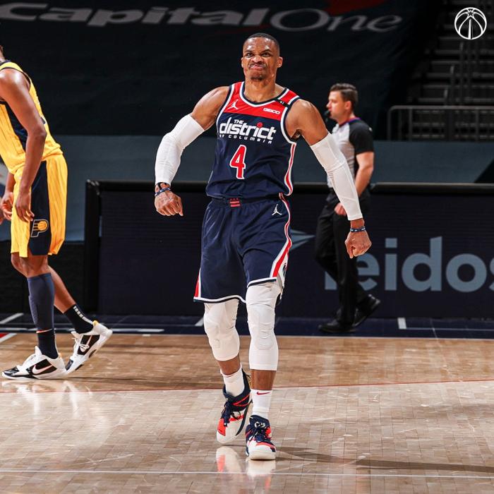 韦少35+21+14引热议！比尔狂吹，回更衣室泼水庆祝：短裤快掉了