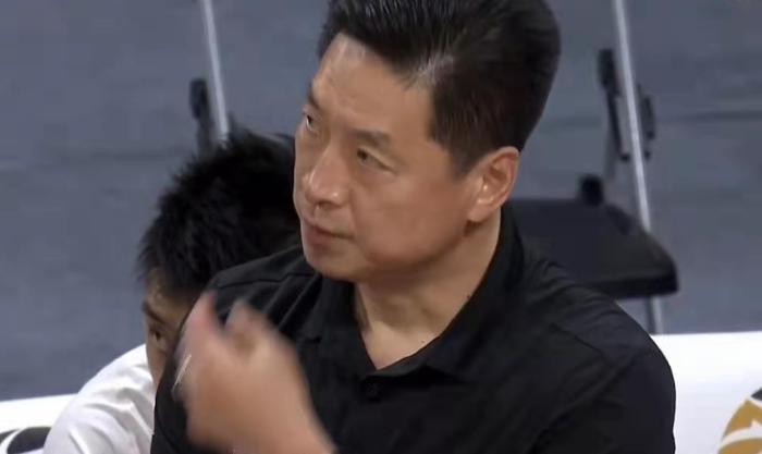 富兰克林为何愤怒砸球？裁判再犯低级错误，谁注意春哥的反应