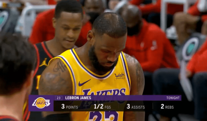 朗多喋喋不休干扰詹皇，詹姆斯忍不住咧嘴大笑，控制情绪三罚全中