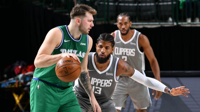 42+9填满数据栏！东契奇打爆乔卡，振臂庆祝+拥抱乔治咧嘴大笑