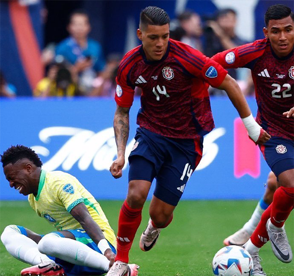 美洲杯巴西首战，威尼休斯遭“敲打”，多项关键数据挂零