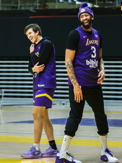 湖人备战冲击6连胜，詹姆斯带头加练三分，浓眉坐场边和雷迪克交流，能如愿吗？