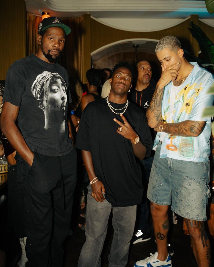 库兹马生日派对曝光：与女友亲嘴秀恩爱 杜兰特普尔等人到场助阵