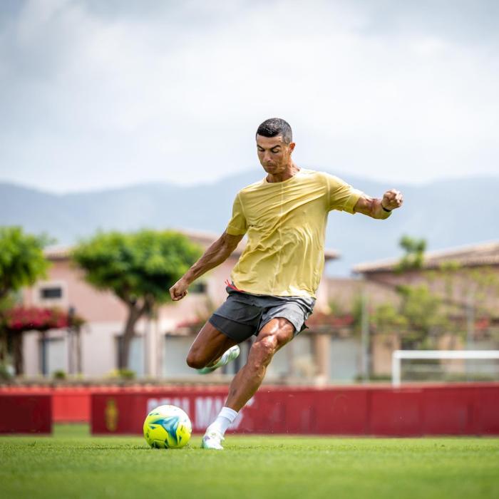 曼联安抚C罗，向其承诺很快会引援！滕哈格或让C罗出任新赛季队长