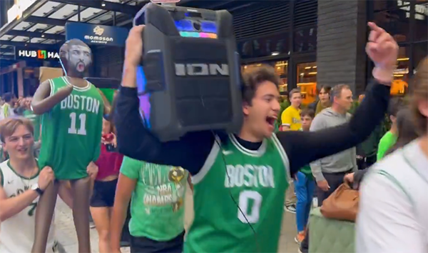 总决赛第一场，欧文受嘘声谩骂，绿军球迷泄愤，波神火热