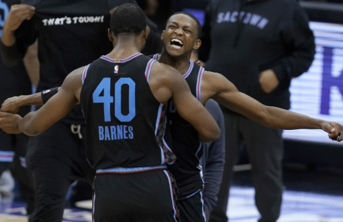 神剧本！勇士旧将1.6秒压哨绝杀，全队疯狂庆祝，对手目瞪口呆