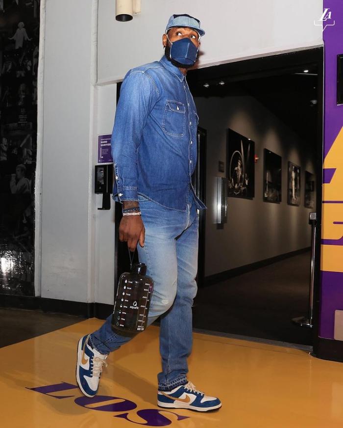 詹皇提前4小时抵达球馆，真领袖！晒布朗尼劈扣 连点头十分满意