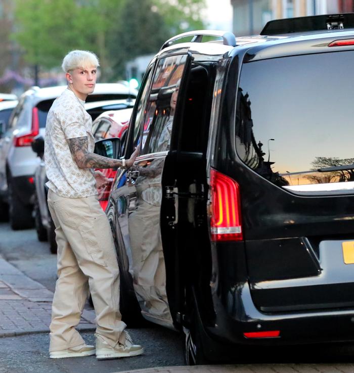 曼联战维拉加纳乔有望复出，续约后包场庆祝！15岁小伊布晋升一队