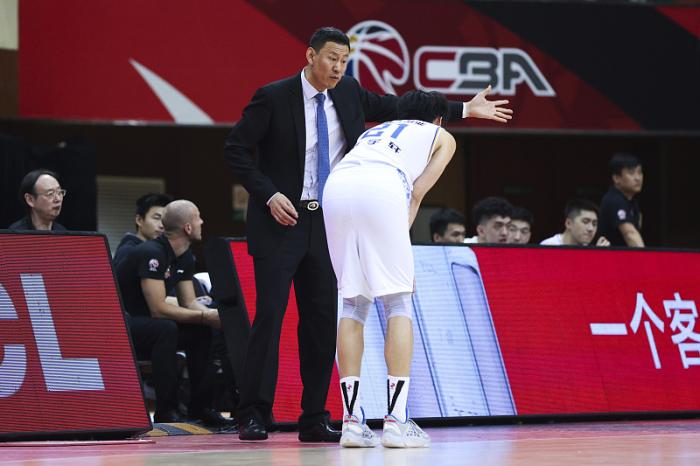 输急了！江苏输北控25分，李楠爆粗口怒骂球员！易立都听愣了