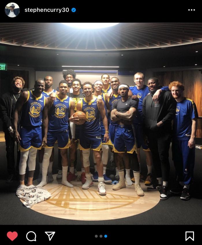勇士全队合影庆祝！库里抱球C位出镜，手拿17818字样照致敬张伯伦