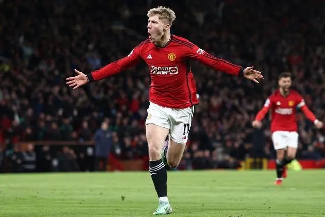 英超焦点战：曼联 1-2 负布莱顿，赛季首败让出榜首