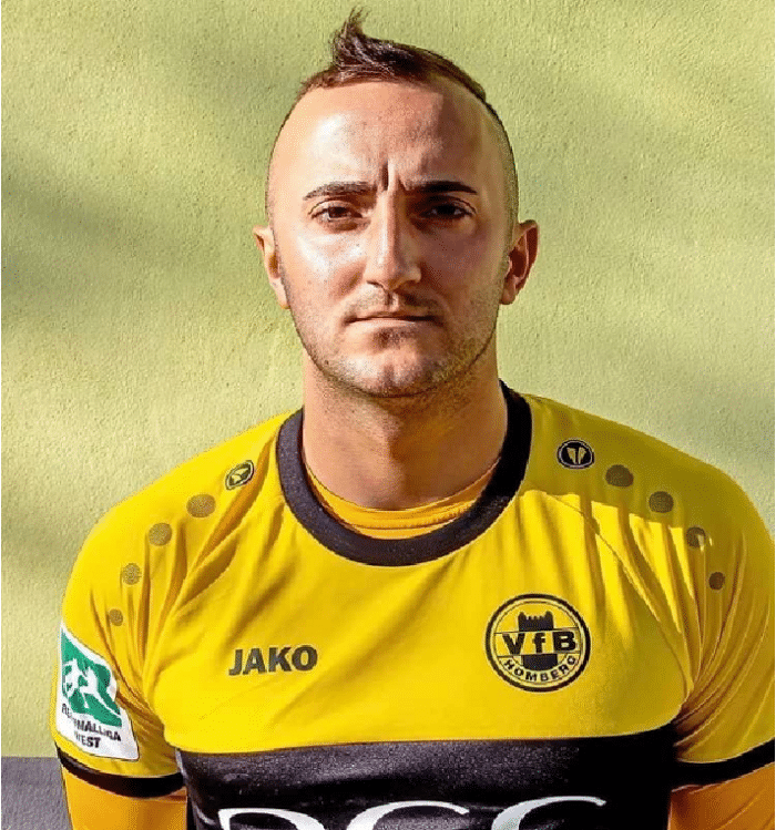 足坛反向励志哥？27岁德国前锋，从穆勒接班人，变成工厂工人！