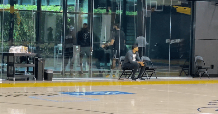 詹眉和施罗德讨论战术一幕曝光 名嘴：詹姆斯该退位让权给浓眉了