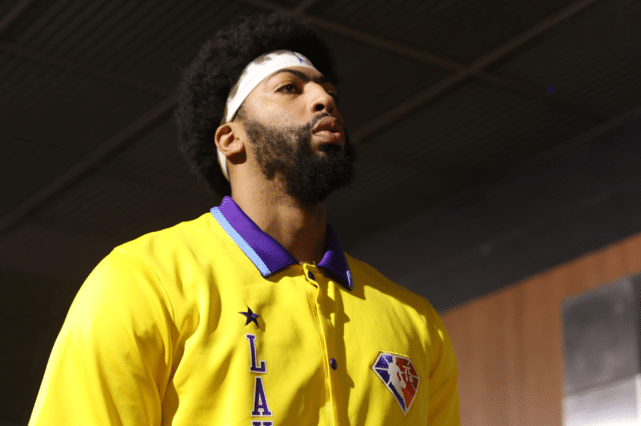 三巨头合体！湖人首节落后鹈鹕5分！麦科勒姆三分4中4太狠