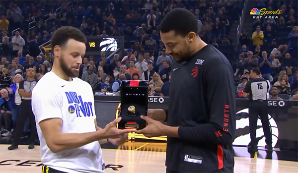 勇士旧将正式领取总冠军戒指！库里为他颁发戒指：偷瞄戒指一幕太抢镜