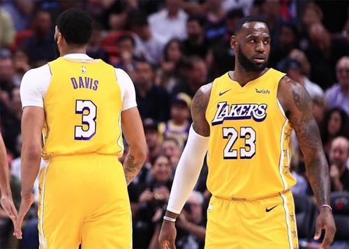 13次失误+10中1！无詹眉湖人进攻太糟糕，全队半场只有一人投进三分