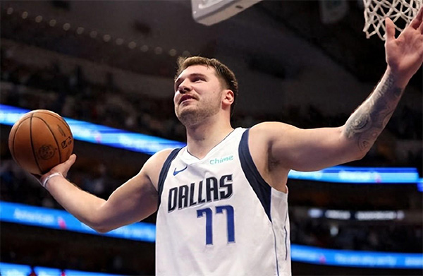 泪目！昔日天才涅槃重生，狂飙7记三分掀翻湖人，双巨头空砍70分