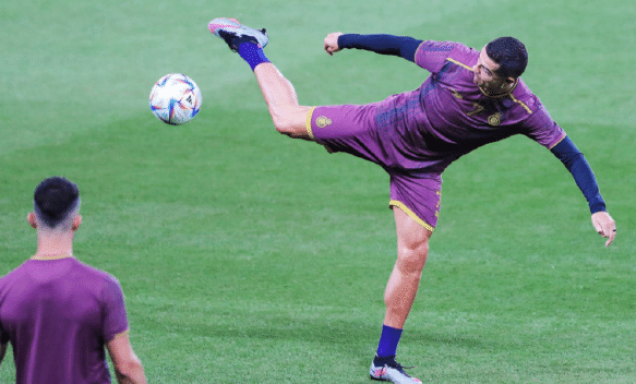 完美归来！C罗恢复训练，任意球破门秀大腿肌肉，迎争冠焦点战