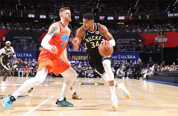 字母哥轰26+19+10力助雄鹿夺冠，统治赛场荣膺 MVP 激情捧杯