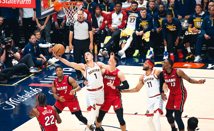 裁判引争议！热火半场领先7分，阿德巴约对飚约基奇，火药味十足