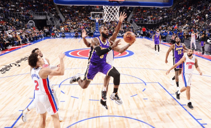 詹姆斯肘击引冲突遭驱逐，活塞悍将面部流血多次冲过来想打架也被驱逐