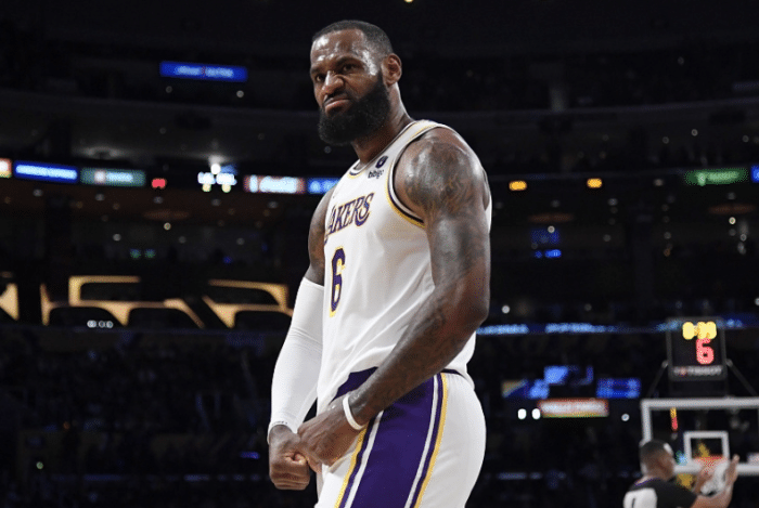 詹姆斯65次周最佳历史第一，时隔554天再获奖！湖人官方晒照祝贺