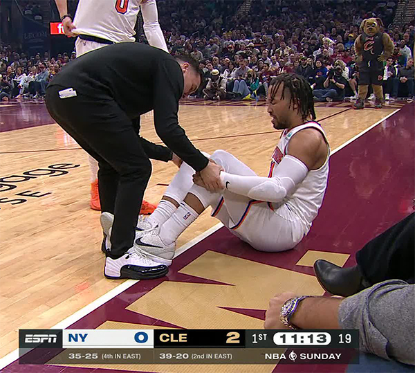 尼克斯官宣布伦森伤退：膝盖受伤被搀扶离场 仅打47秒受伤太不幸