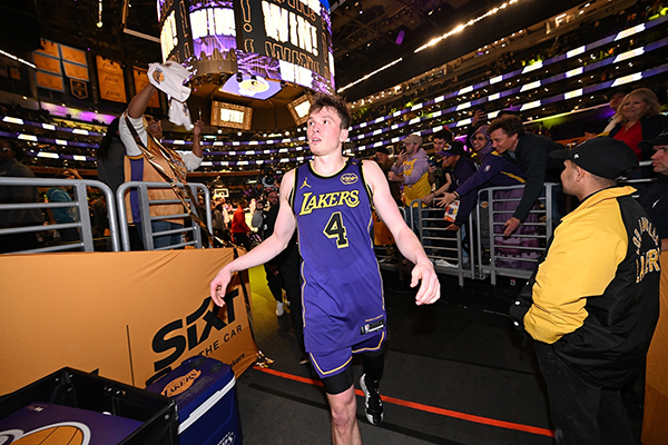 闪耀新秀榜！湖人新星凭多项数据凸显优势，更应与詹眉携手首发