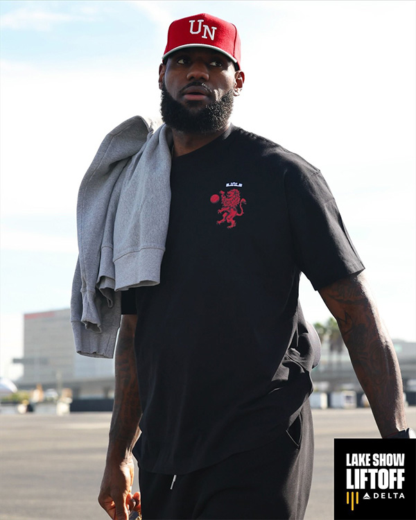 湖人正式出征三连客：詹眉率队表情严肃 内部目标曝光剑指季后赛