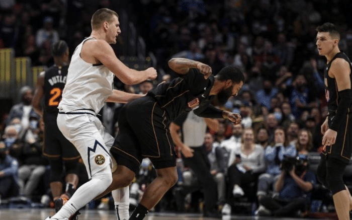 冲突后伤停30场！大莫回应受伤：300磅的邋遢大胖子撞了我的脊柱