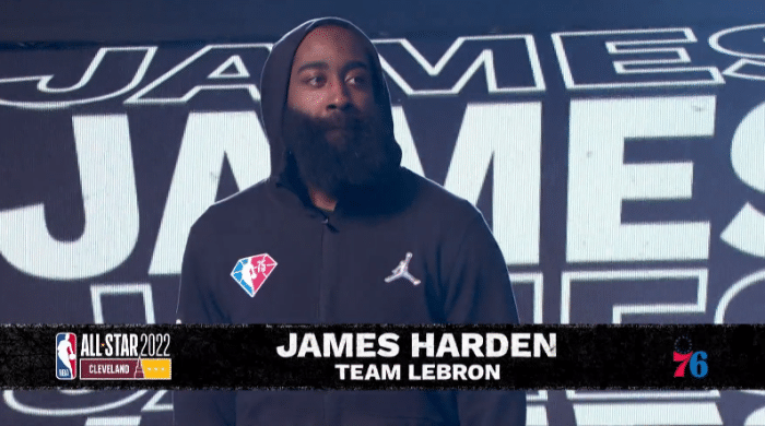 詹皇最后一个亮相开怀大笑！撒镁粉点燃球馆，库里笑着回应嘘声